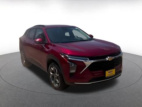 Used 2025 Chevrolet Trax LT w/ LT Convenience Package FWD image 8