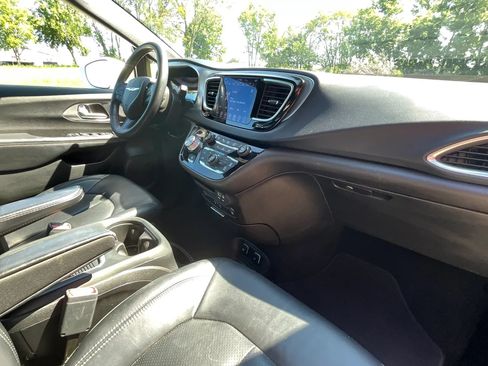 Used 2018 Chrysler Pacifica Touring-L Plus w/ Advanced Safetytec Group FWD image 17