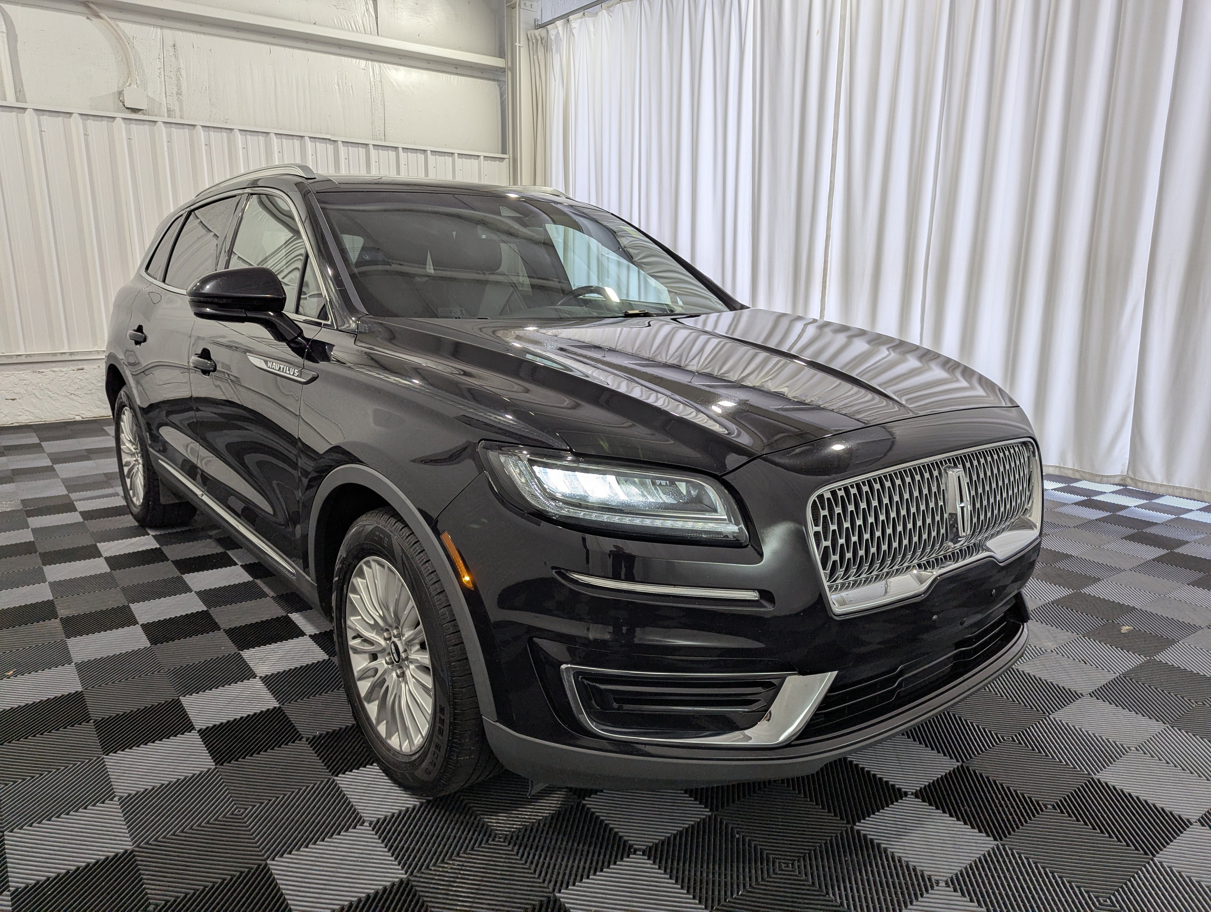Used 2019 Lincoln Nautilus Premier AWD/4WD image 4