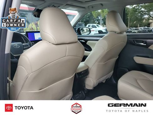 Used 2024 Toyota Highlander Limited FWD image 23