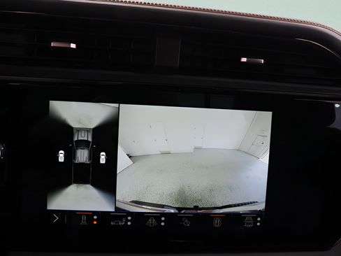 Used 2025 GMC Sierra 2500 AT4 w/ AT4 Premium Plus Package AWD/4WD image 12