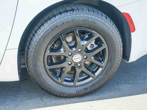 Used 2024 Chrysler Pacifica Touring-L image 10