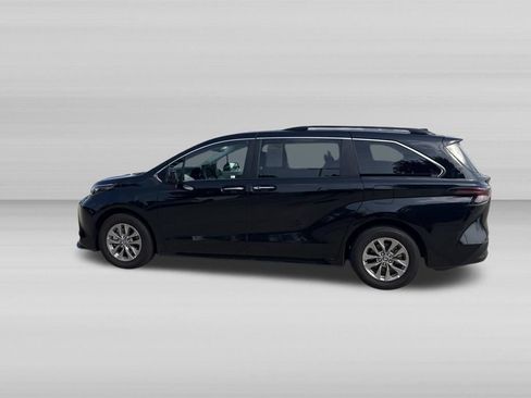 Used 2026 Toyota Sienna XLE FWD image 8