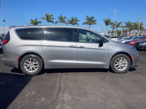 Used 2017 Chrysler Pacifica LX image 1