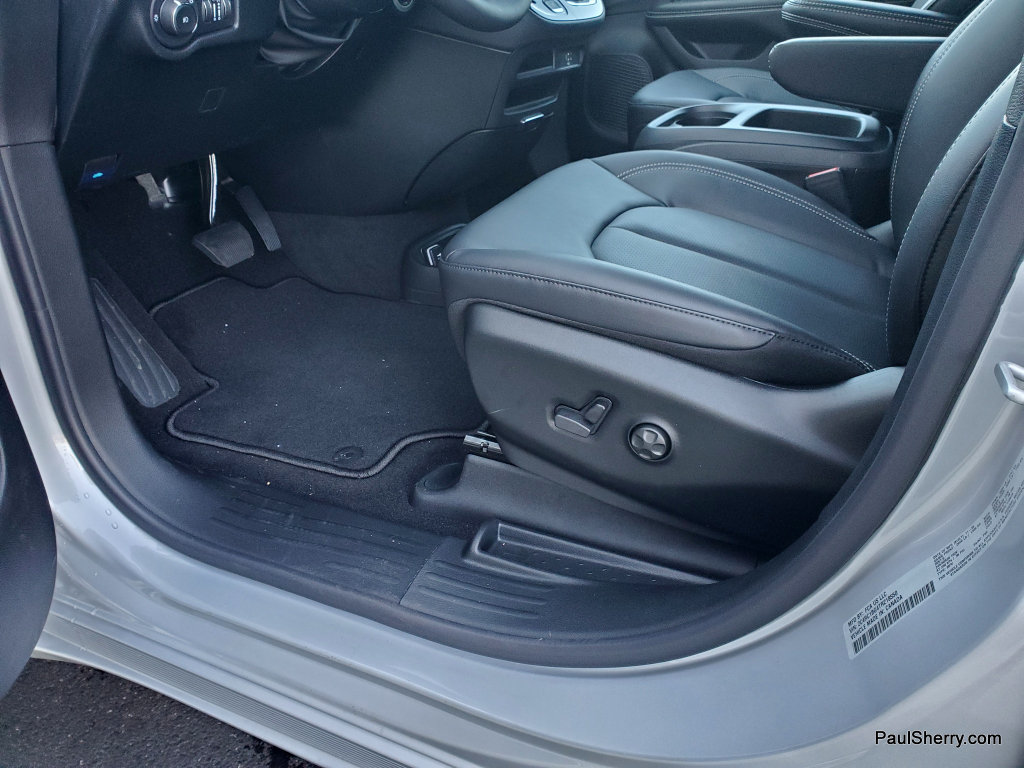 New 2026 Chrysler Pacifica Select w/ S Appearance Package FWD image 24