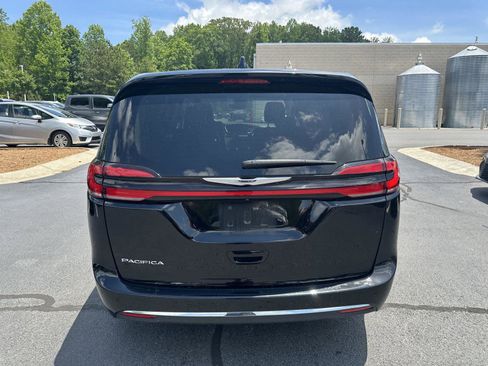 Used 2024 Chrysler Pacifica Touring-L FWD image 7