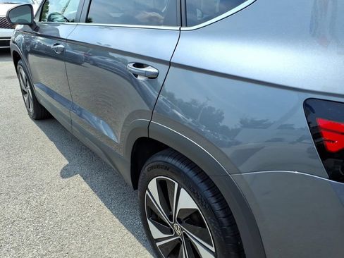 Used 2025 Volkswagen Taos SE AWD/4WD image 18