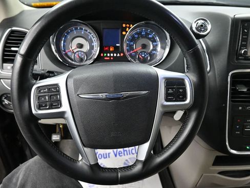 Used 2013 Chrysler Town & Country Touring image 30