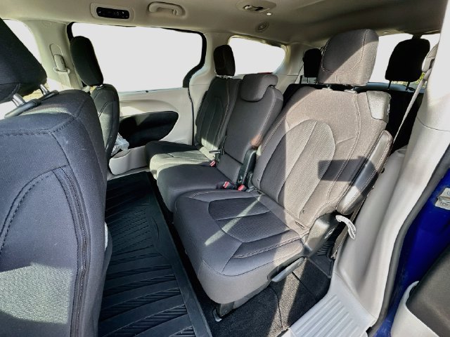 Used 2019 Chrysler Pacifica Touring Plus w/ Tire & Wheel Group FWD image 23