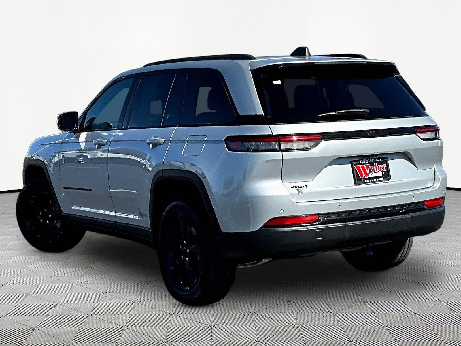 Used 2025 Jeep Grand Cherokee Altitude AWD/4WD image 4