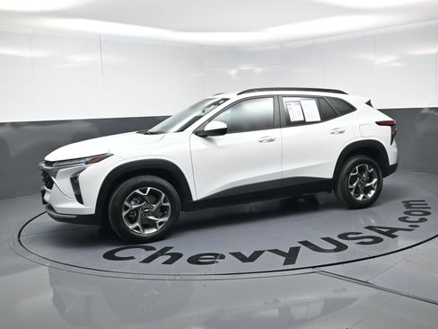 Certified 2025 Chevrolet Trax LT w/ Driver Confidence Package image 6