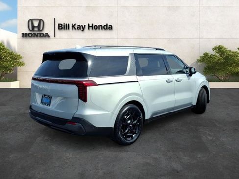 Used 2025 Kia Carnival SX Prestige image 3