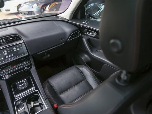 Used 2019 Jaguar F-PACE Prestige image 35