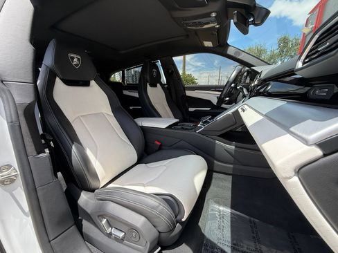 Used 2022 Lamborghini Urus AWD/4WD image 42