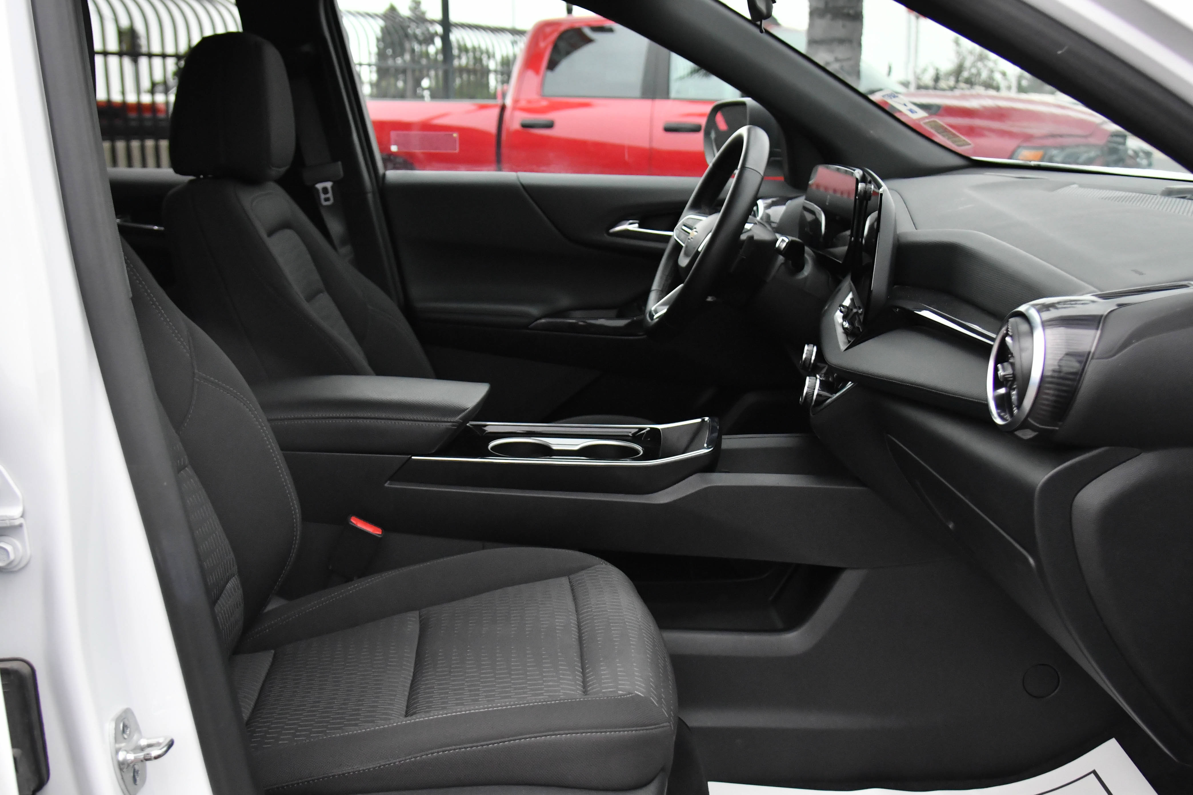 Used 2025 Chevrolet Equinox LT FWD image 45