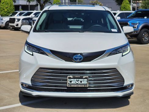 Used 2022 Toyota Sienna Limited AWD/4WD image 2
