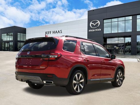 Used 2025 Honda Pilot Touring image 3