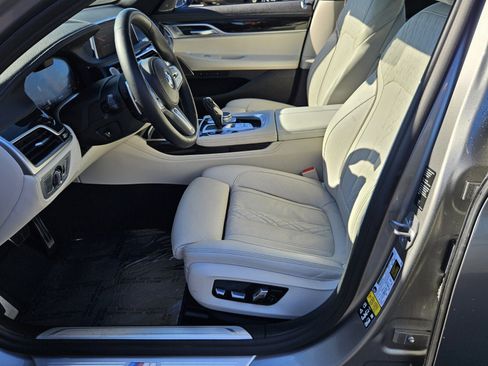Used 2022 BMW 740i xDrive w/ M Sport Package image 12