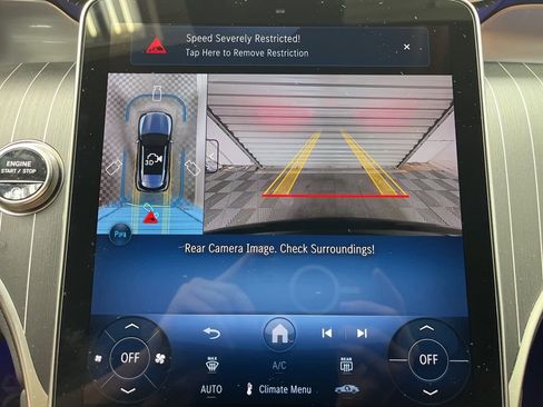 Used 2025 Mercedes-Benz GLC 300 4MATIC image 13