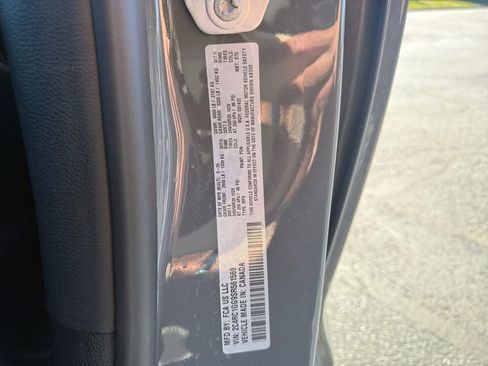 Used 2025 Chrysler Pacifica Limited image 24