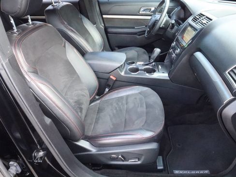 Used 2018 Ford Explorer XLT w/ Equipment Group 202A image 9