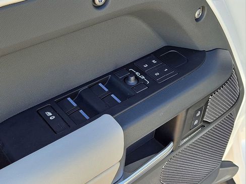 Used 2024 Land Rover Defender 110 X-Dynamic SE image 22