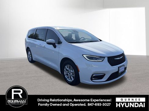 Used 2023 Chrysler Pacifica Touring-L FWD image 2