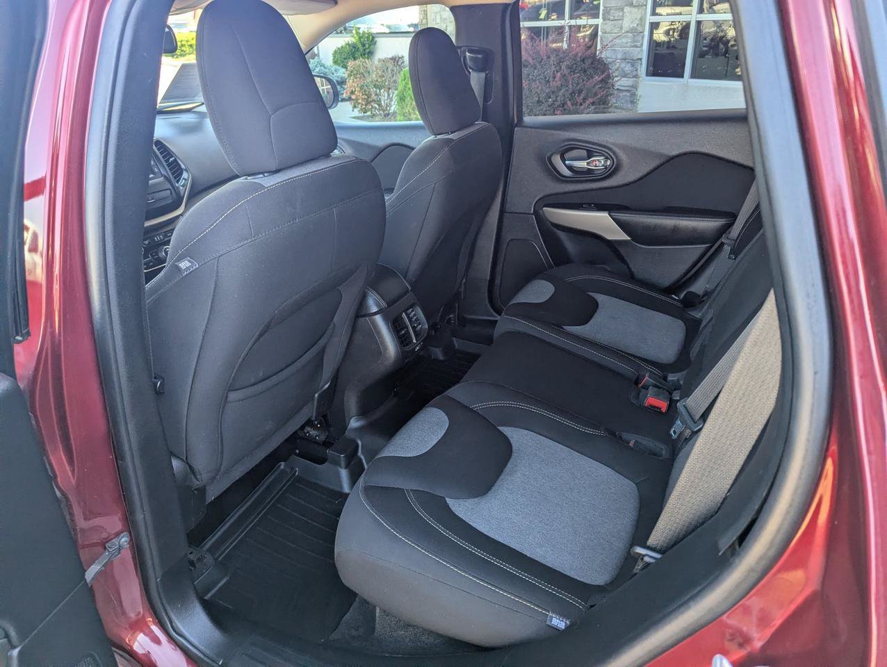Used 2018 Jeep Cherokee Latitude w/ Cold Weather Group AWD/4WD image 22