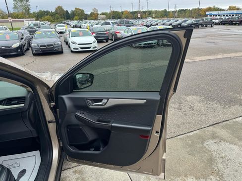 Used 2020 Ford Escape SE Sport image 16