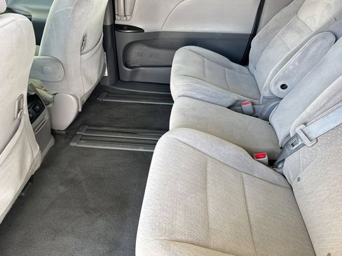 Used 2020 Toyota Sienna LE w/ LE Preferred Package FWD image 5