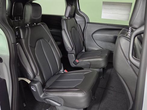 New 2026 Chrysler Pacifica Select image 32
