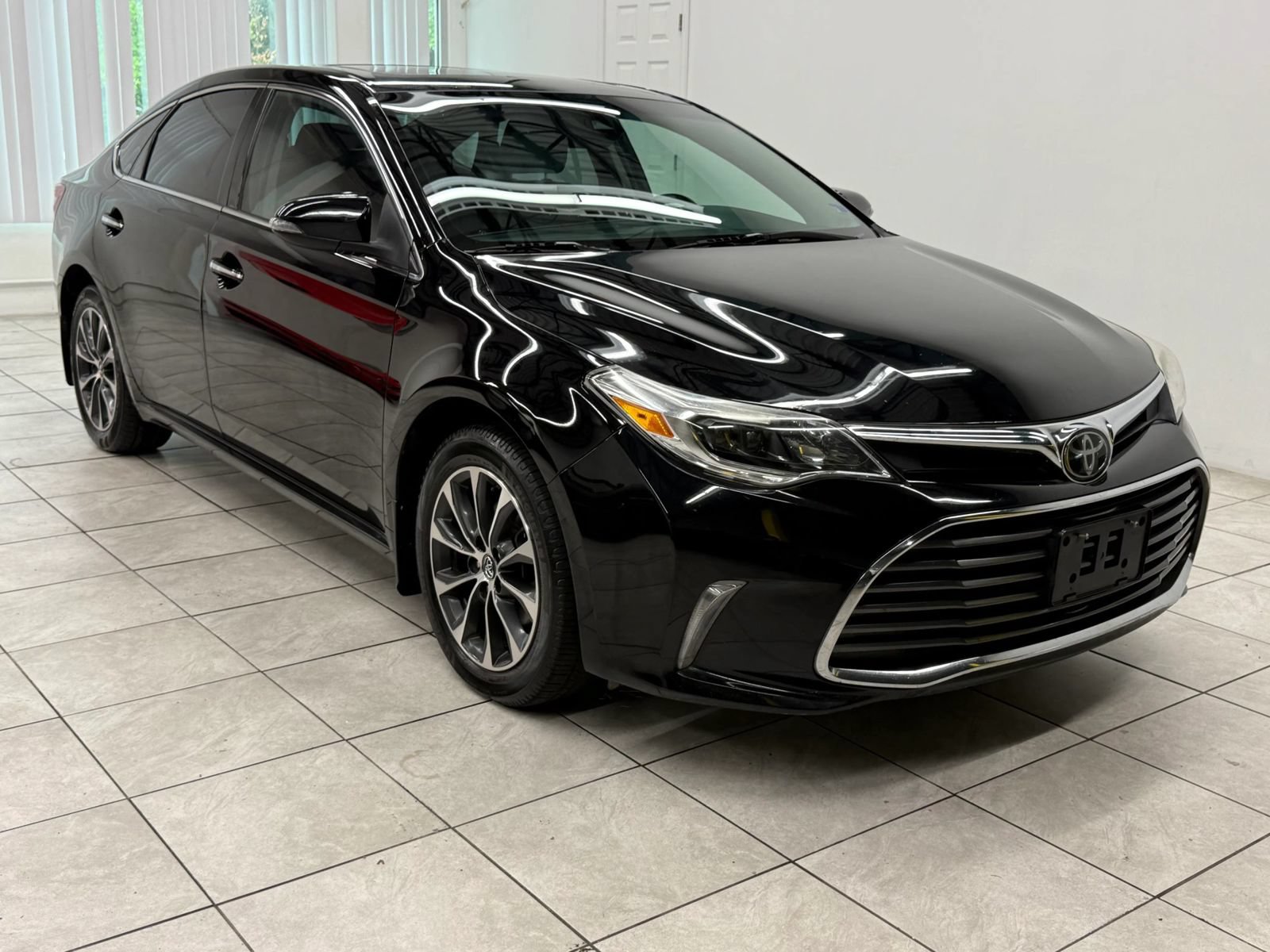 Used 2018 Toyota Avalon XLE Premium FWD image 1