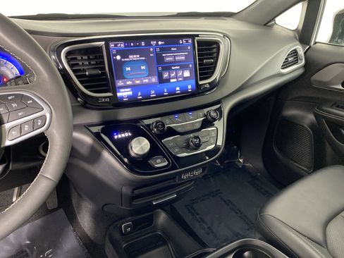 Used 2025 Chrysler Pacifica Select image 27