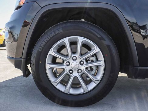 Used 2022 Jeep Grand Cherokee Laredo X AWD/4WD image 11
