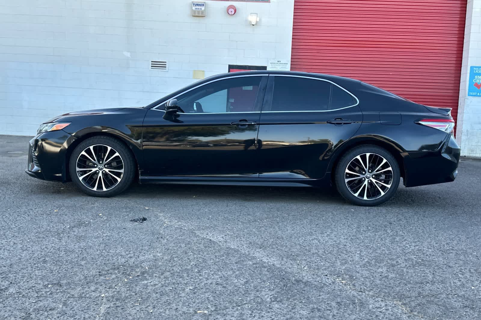 Used 2018 Toyota Camry SE FWD image 6