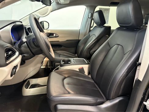 Used 2024 Chrysler Pacifica Touring-L FWD image 12