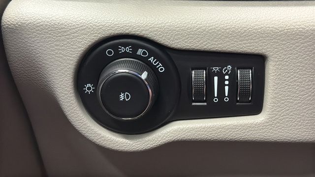 Used 2024 Chrysler Pacifica Touring-L FWD image 29