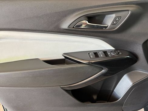 Used 2025 Chevrolet Trax LT FWD image 18