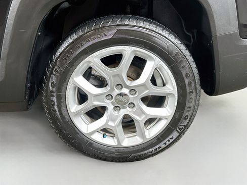 Used 2018 Jeep Renegade Latitude w/ UConnect 8.4 Nav Group FWD image 29