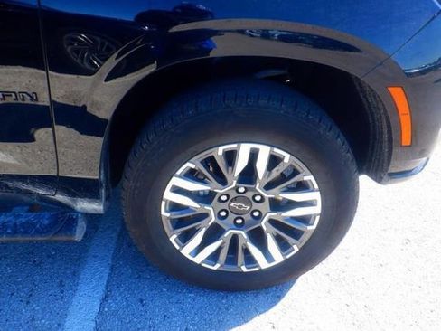 Used 2025 Chevrolet Suburban Z71 image 13