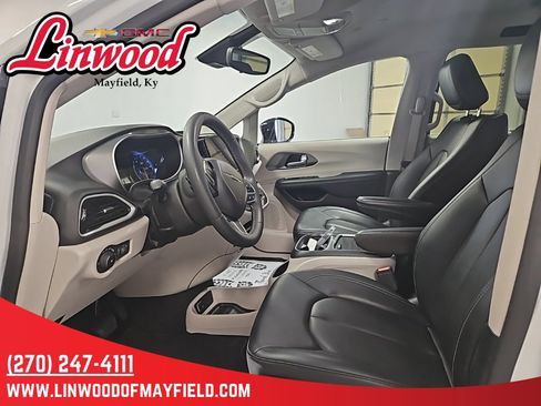 Used 2024 Chrysler Pacifica Touring-L image 10