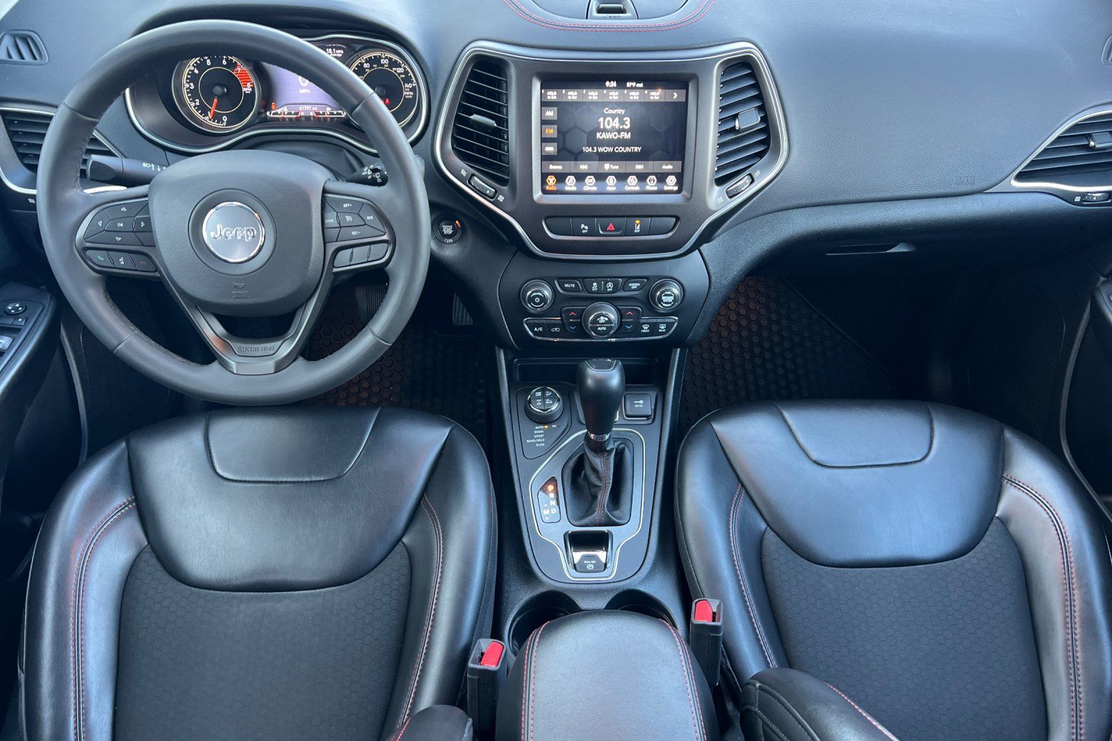 Used 2021 Jeep Cherokee Trailhawk AWD/4WD image 10