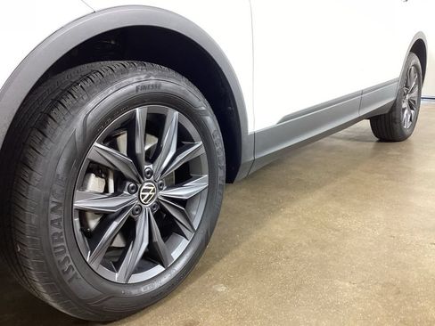 Used 2024 Volkswagen Tiguan SE w/ Panoramic Sunroof Package AWD/4WD image 2
