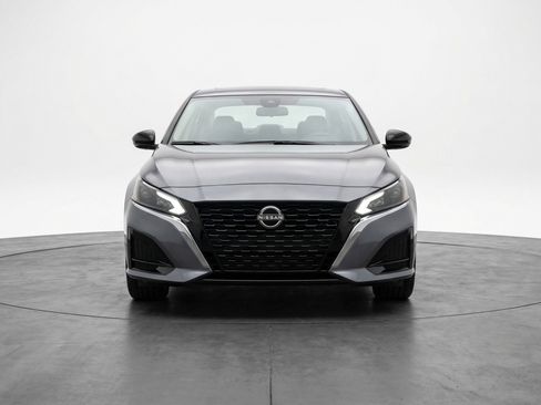 Used 2025 Nissan Altima 2.5 SV FWD image 2