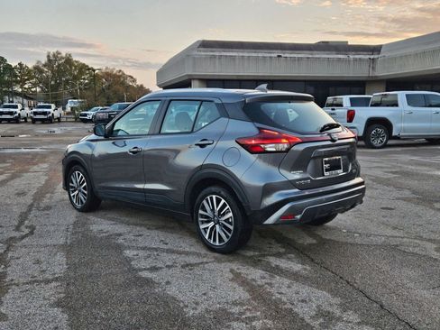 Used 2024 Nissan Kicks SV image 3