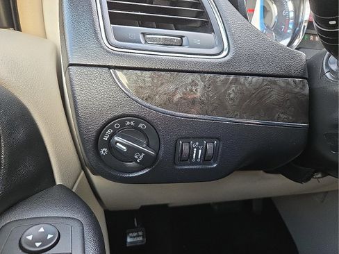 Used 2015 Chrysler Town & Country Touring image 20