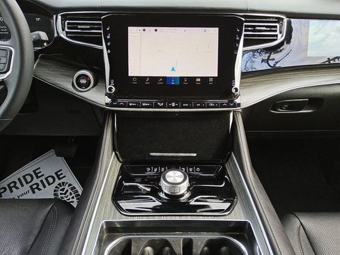 Used 2023 Jeep Wagoneer L Series II w/ Premium Group I image 11