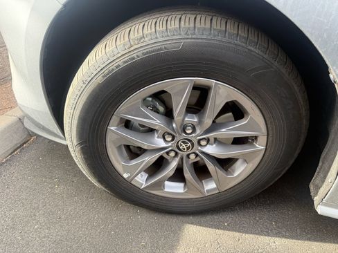 Used 2025 Toyota Sienna LE FWD image 7