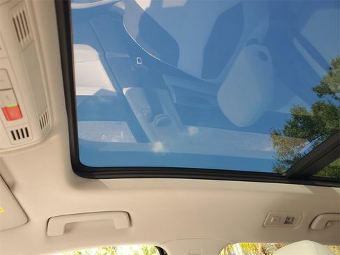 Certified 2025 Volkswagen Taos SE image 31