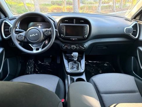 Used 2025 Kia Soul LX w/ LX Technology Package FWD image 12